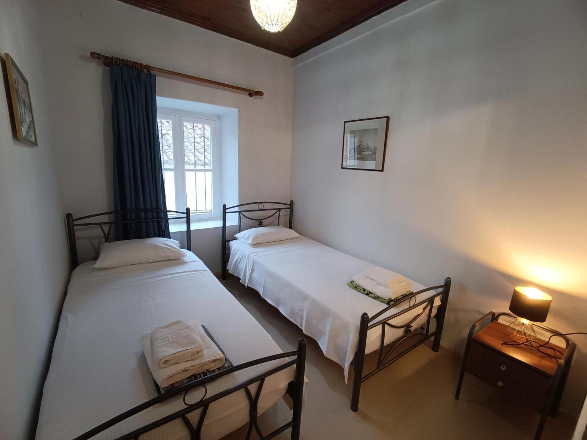 Rodomelo House With Terrace - 4 Bedrooms Leonidio Bagian luar foto